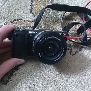 Sony 20.1 mp mirrorless camera with selp 1650 lens